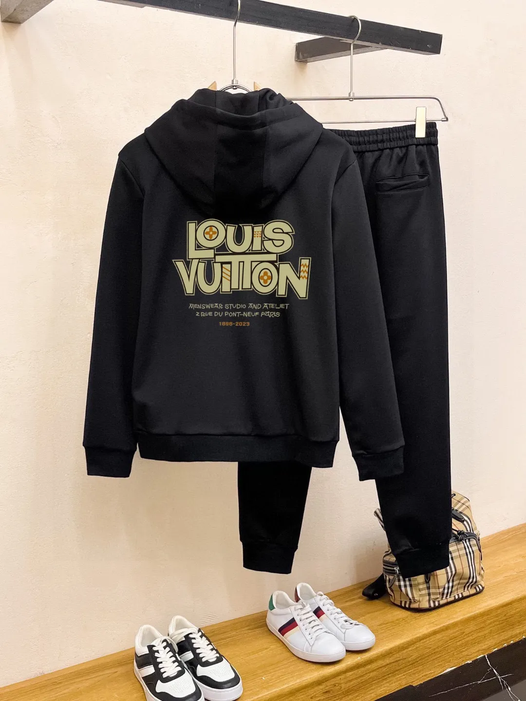 🅿️420 [LV Louis Vuitton] (Fat Man Gospel) hot-selling suit is coming. Focus on the original version of the official website. 2025 new hot-selling cardigan sweater suit. The original order is the best. 🇭🇰The meticulous work of top designers is dedicated to a fitting and perfect upper body effect. All-natural high-quality Roman cotton 100%, close-fitting comfort, noble and elegant! Original hardware embodies elegance and nobility! Counter size: M-5XL (maximum wear up to 220 pounds)